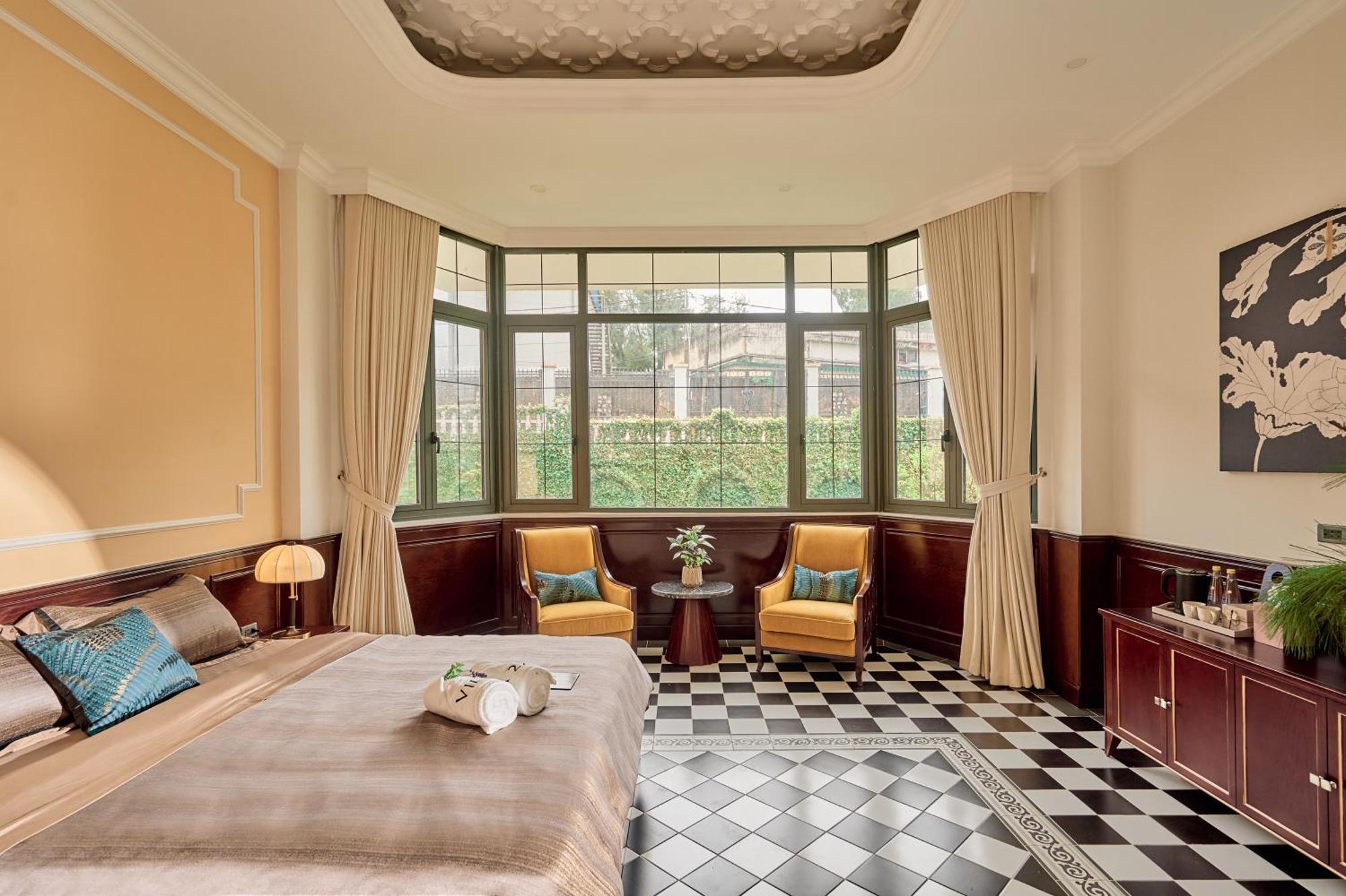 Queen Room Garden View