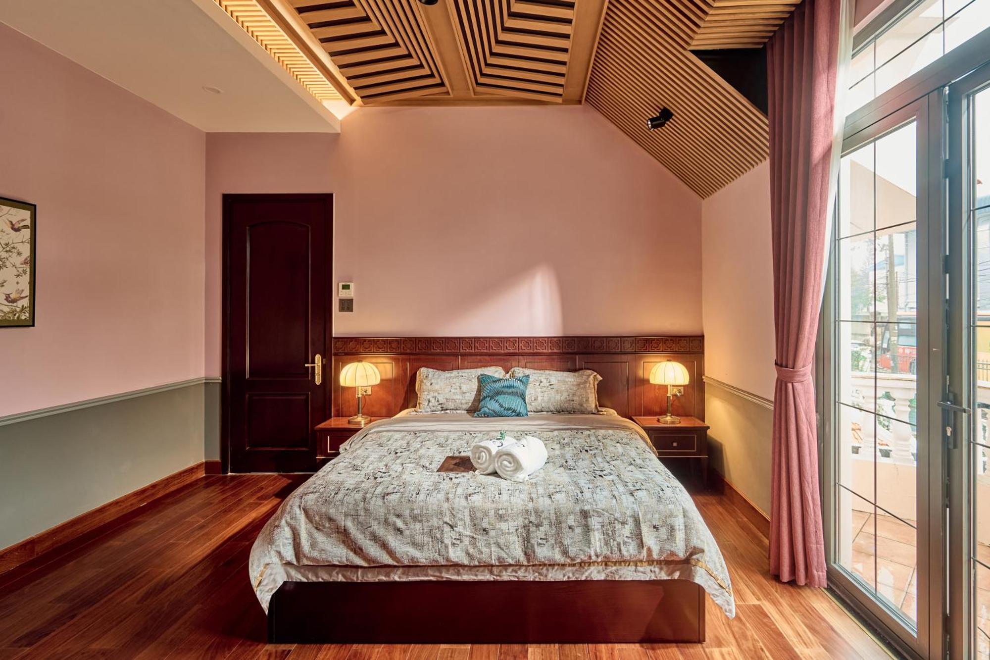 Deluxe Queen Room